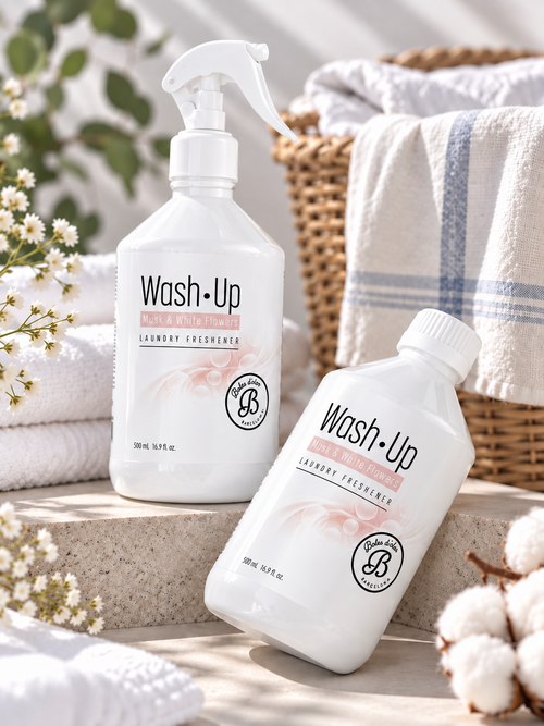 Parfum de linge Wash·Up Musk & White Flowers 500 ml présenté avec vaporisateur et flacon dans une ambiance douce et élégante.