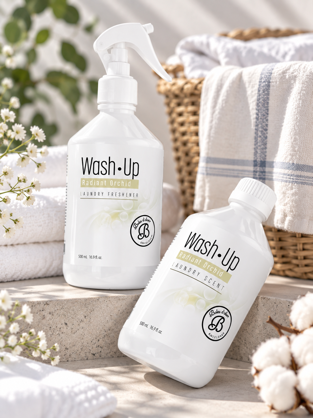 Parfum de linge Wash·Up Radiant Orchid 500 ml présenté avec vaporisateur et flacon dans une ambiance élégante et lumineuse.