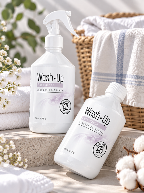 Parfum de linge Wash·Up Pure Ozone 500 ml présenté avec vaporisateur et flacon, entouré de linge blanc et d’éléments naturels.