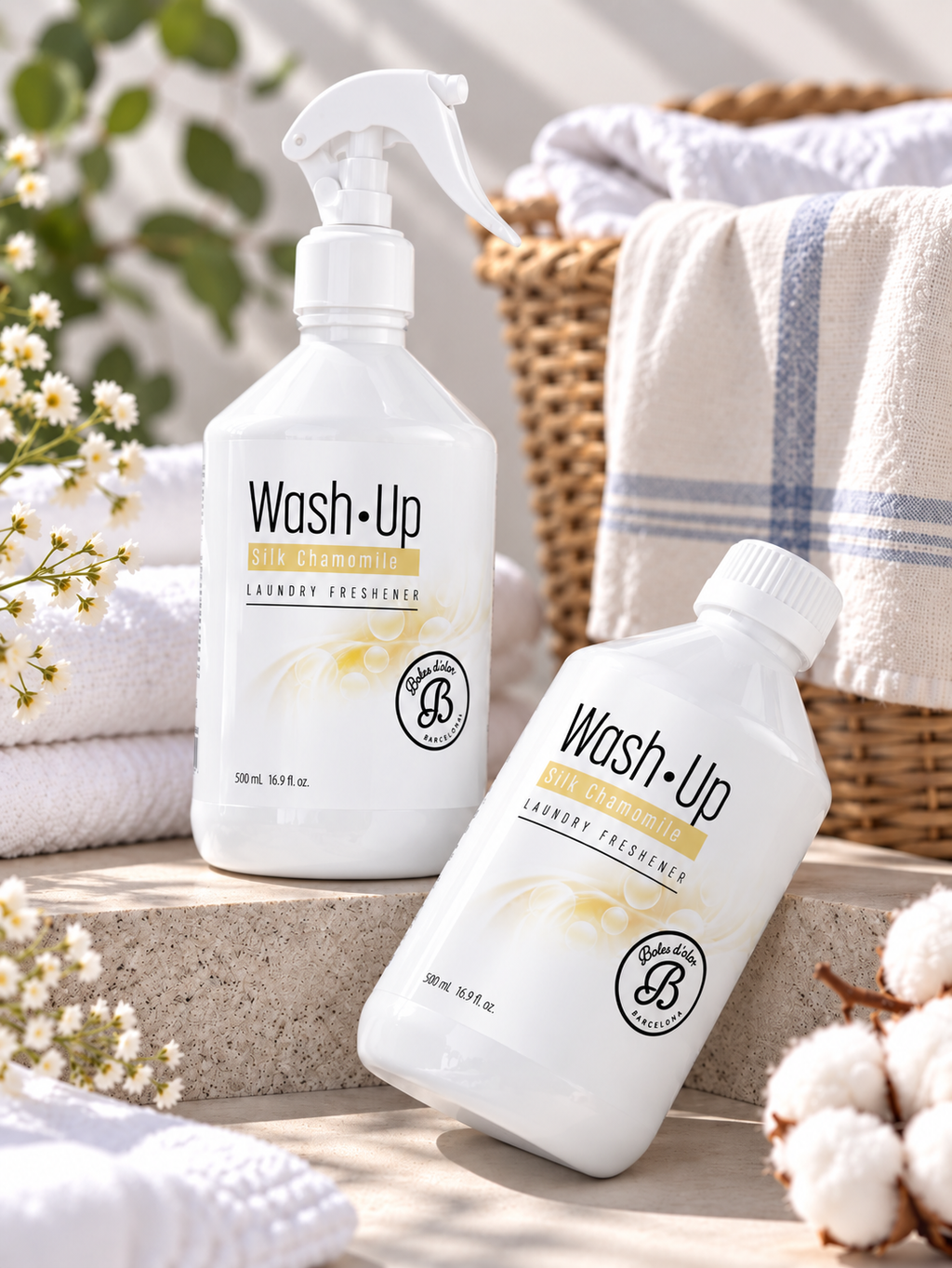 Parfum de linge Wash·Up Silk Chamomile 500 ml présenté avec vaporisateur et flacon dans une ambiance douce et naturelle.
